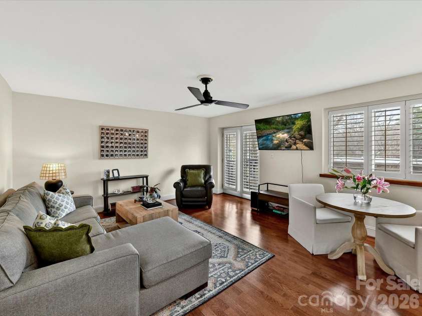 217 Dotger Avenue, Charlotte, NC 28207.  MLS# CAR4356206, YatesRealty ID 3743. 
