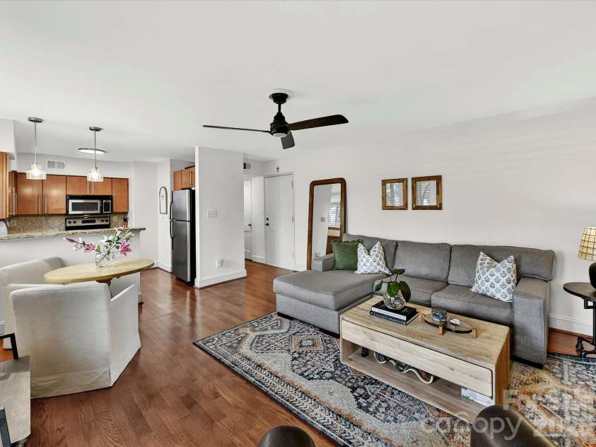 217 Dotger Avenue, Charlotte, NC 28207.  MLS# CAR4356206, YatesRealty ID 3743. 
