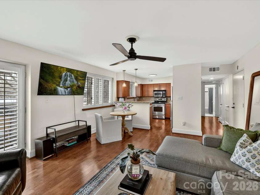 217 Dotger Avenue, Charlotte, NC 28207.  MLS# CAR4356206, YatesRealty ID 3743. 
