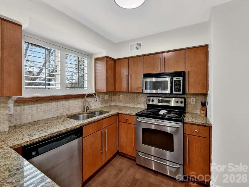 217 Dotger Avenue, Charlotte, NC 28207.  MLS# CAR4356206, YatesRealty ID 3743. 