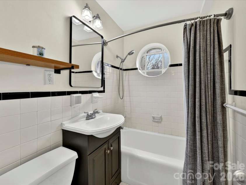 217 Dotger Avenue, Charlotte, NC 28207.  MLS# CAR4356206, YatesRealty ID 3743. 