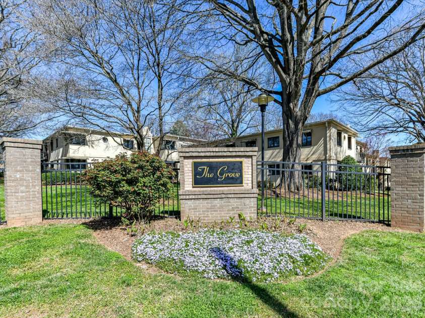 217 Dotger Avenue, Charlotte, NC 28207.  MLS# CAR4356206, YatesRealty ID 3743. 