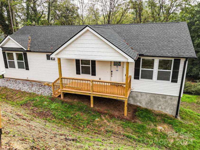 493 Thompson Street, Canton, NC 28716.  MLS# CAR4163988, YatesRealty ID 3743. 