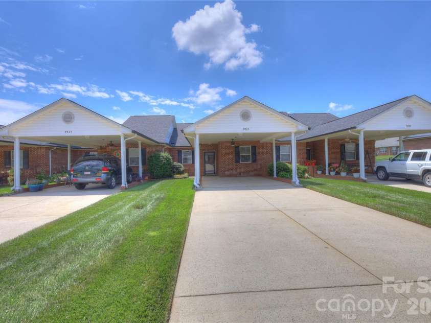 3927 Jasmine Lane, Denver, NC 28037.  MLS# CAR4403567, YatesRealty ID 37431. 