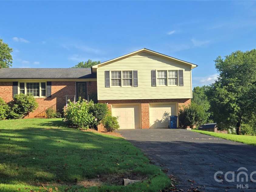 131 Morvue Loop, Statesville, NC 28625.  MLS# CAR4375122, YatesRealty ID 37436. 