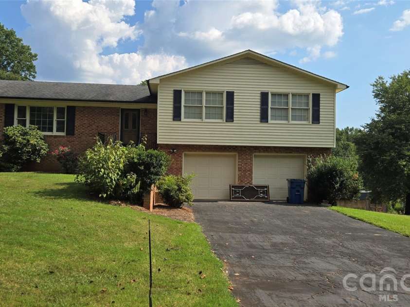 131 Morvue Loop, Statesville, NC 28625.  MLS# CAR4375122, YatesRealty ID 37436. 