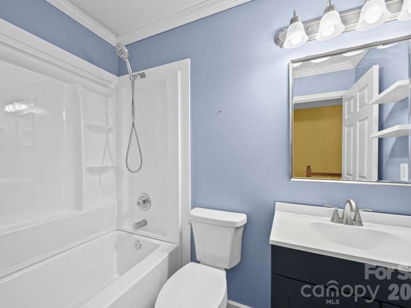 8615 Harmony Bridge Place, Charlotte, NC 28216.  MLS# CAR4381839, YatesRealty ID 37437. Hall Bath