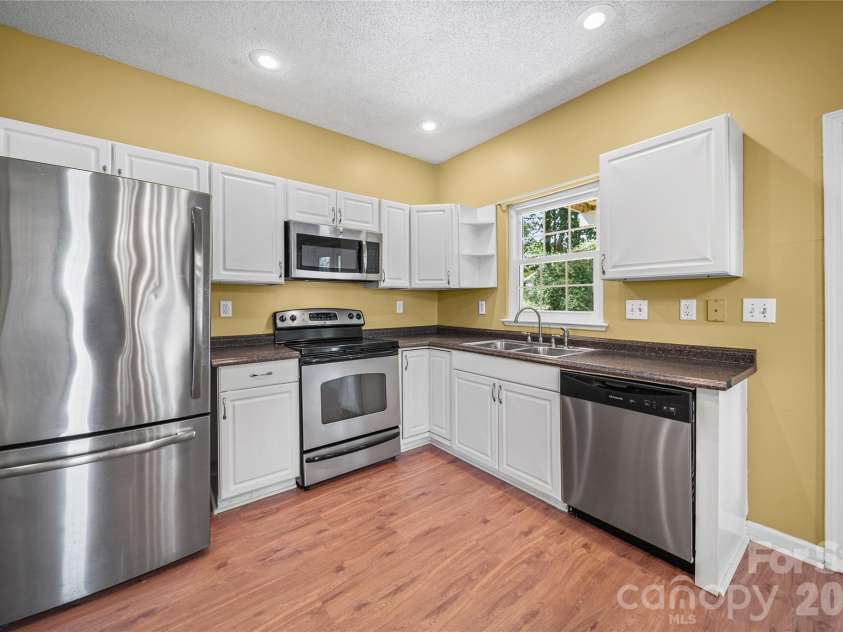 8615 Harmony Bridge Place, Charlotte, NC 28216.  MLS# CAR4381839, YatesRealty ID 37437. Kitchen