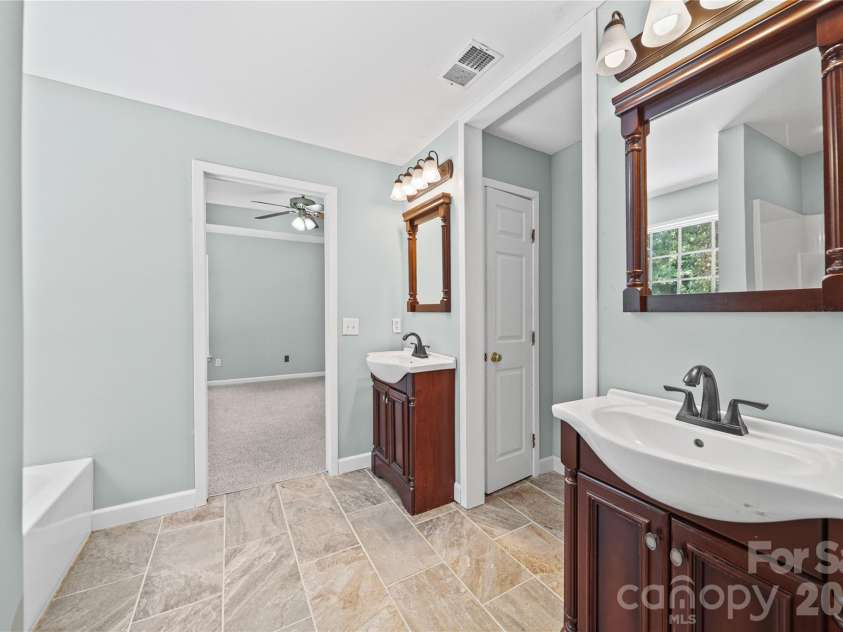 8615 Harmony Bridge Place, Charlotte, NC 28216.  MLS# CAR4381839, YatesRealty ID 37437. Primary Bath