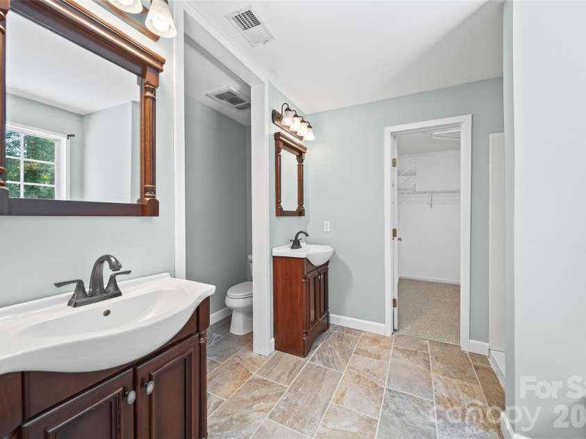 8615 Harmony Bridge Place, Charlotte, NC 28216.  MLS# CAR4381839, YatesRealty ID 37437. Primary Bathroom