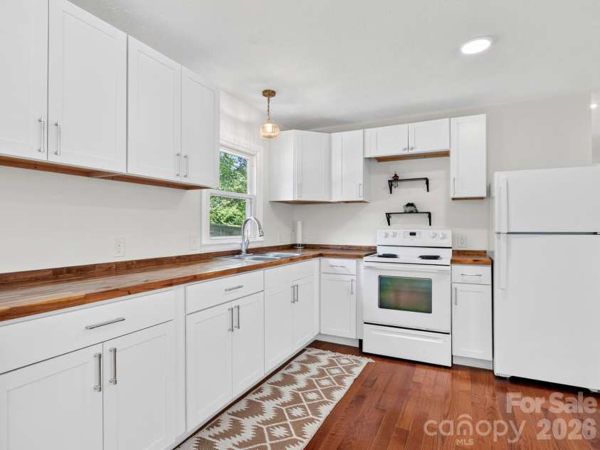 47 Carolina Mountain Drive, Candler, NC 28715.  MLS# CAR4403148, YatesRealty ID 37439. Kitchen