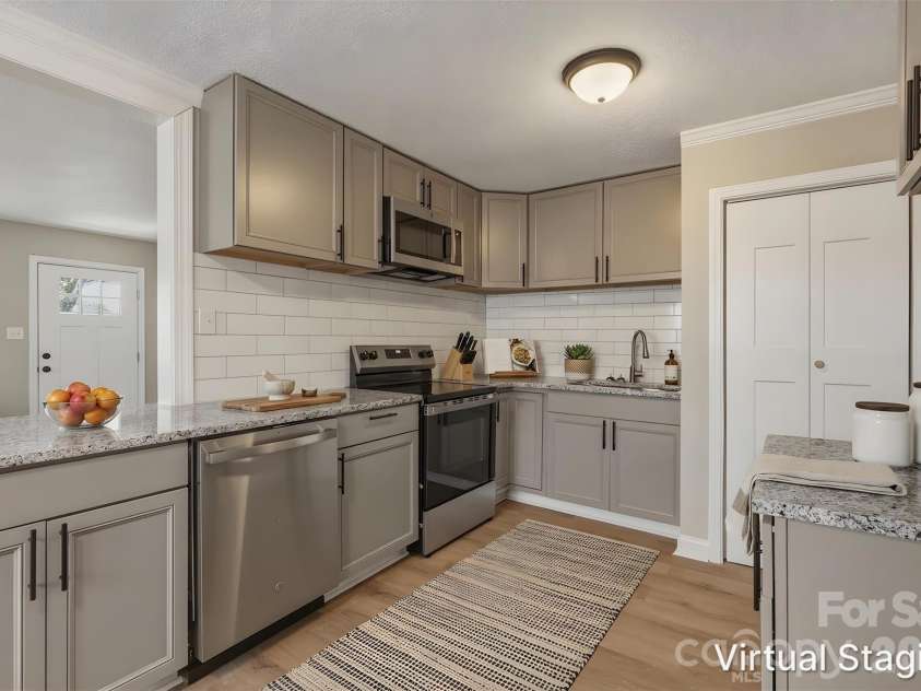 4706 Brooktree Drive, Charlotte, NC 28208.  MLS# CAR4404822, YatesRealty ID 37440. Walking into your updated kitchen!! Highlights include granite counters, shaker-style cabinetry, conveying SS appliances (dishwasher, electric range & microwave), subway tile backsplash & SS dual deep sink (virtually 