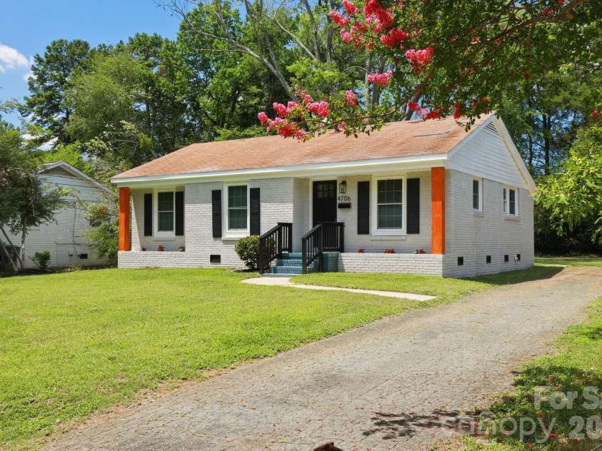 4706 Brooktree Drive, Charlotte, NC 28208.  MLS# CAR4404822, YatesRealty ID 37440. WELCOME HOME to 4706 Brooktree Dr!!