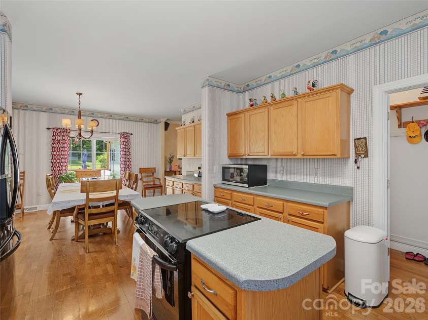 176 Chelsea Nix Lane, Hendersonville, NC 28792.  MLS# CAR4404666, YatesRealty ID 37442. 