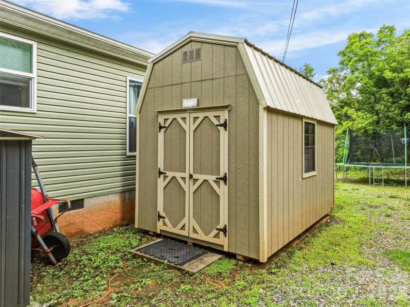 395 Old US 19 23 Highway, Candler, NC 28715.  MLS# CAR4404335, YatesRealty ID 37444. 
