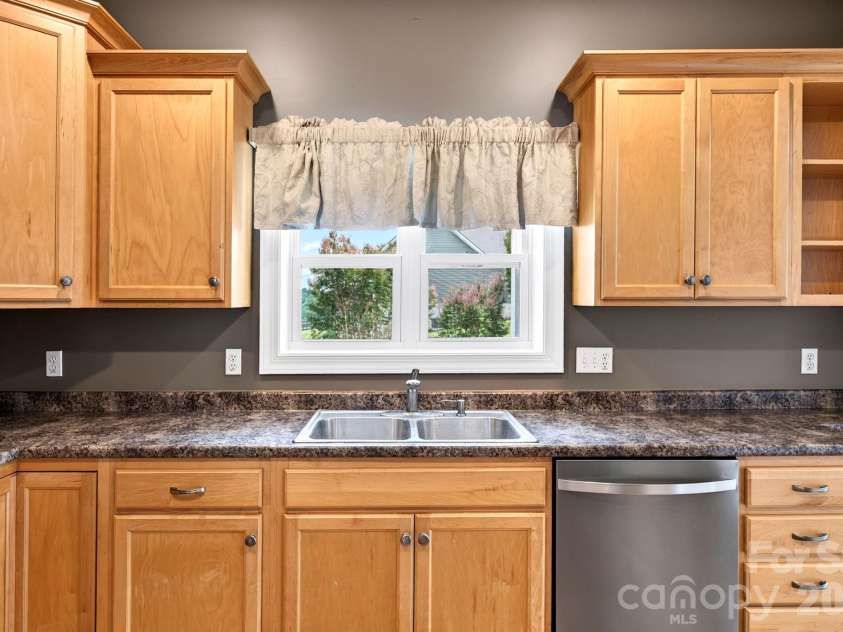 93 Big Sky Drive, Leicester, NC 28748.  MLS# CAR4403278, YatesRealty ID 37449. Great Workspace