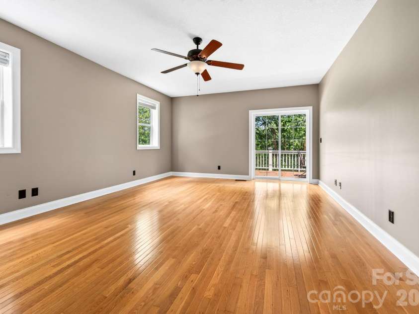 93 Big Sky Drive, Leicester, NC 28748.  MLS# CAR4403278, YatesRealty ID 37449. Large Primary Bedroom