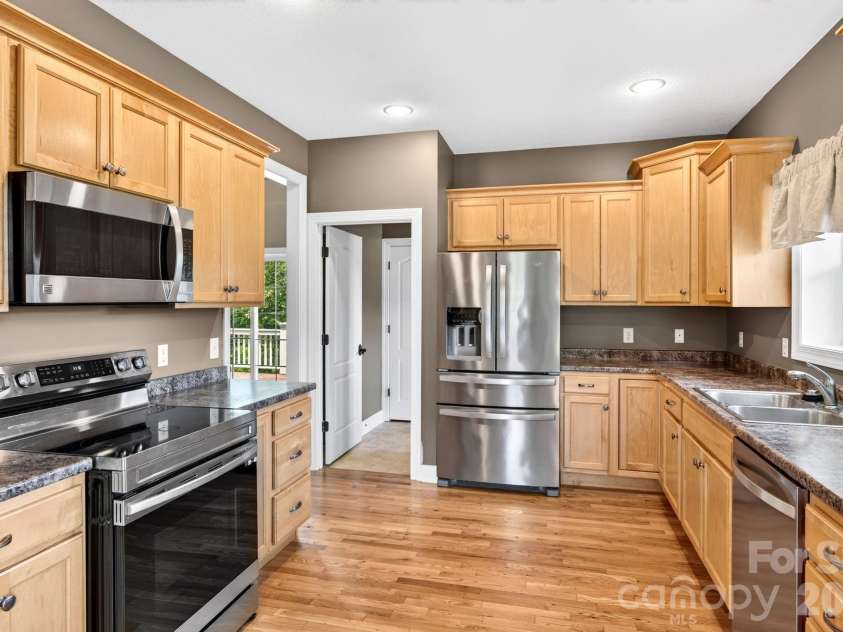 93 Big Sky Drive, Leicester, NC 28748.  MLS# CAR4403278, YatesRealty ID 37449. Stainless appliances