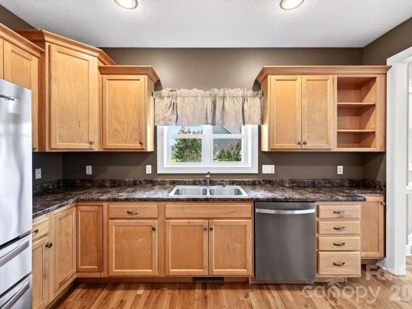 93 Big Sky Drive, Leicester, NC 28748.  MLS# CAR4403278, YatesRealty ID 37449. Wood cabinets
