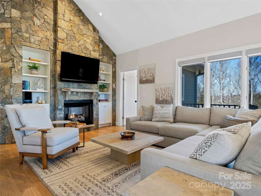 55 Plantation Drive, Asheville, NC 28806.  MLS# CAR4230730, YatesRealty ID 3745. Living Room View #3.