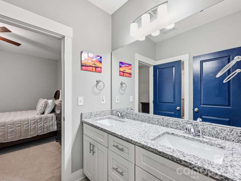 6957 Pin Oaks Drive, Denver, NC 28037.  MLS# CAR4404727, YatesRealty ID 37452. Main Level Full Bath