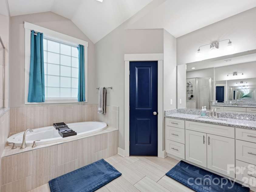 6957 Pin Oaks Drive, Denver, NC 28037.  MLS# CAR4404727, YatesRealty ID 37452. Primary Bath