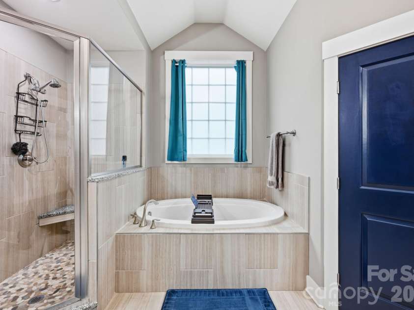 6957 Pin Oaks Drive, Denver, NC 28037.  MLS# CAR4404727, YatesRealty ID 37452. Primary Bath