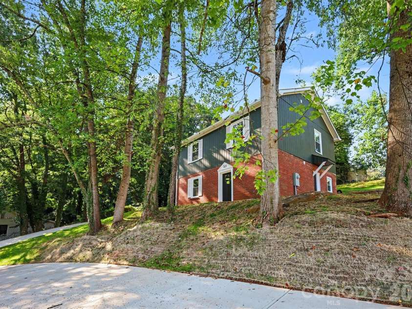 323 Whispering Pines Drive, Charlotte, NC 28217.  MLS# CAR4404610, YatesRealty ID 37453. 