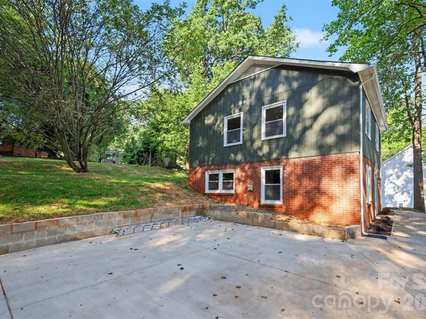 323 Whispering Pines Drive, Charlotte, NC 28217.  MLS# CAR4404610, YatesRealty ID 37453. 