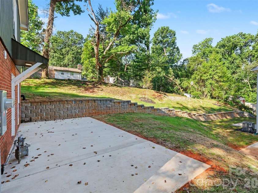 323 Whispering Pines Drive, Charlotte, NC 28217.  MLS# CAR4404610, YatesRealty ID 37453. 