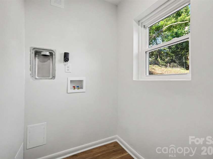 323 Whispering Pines Drive, Charlotte, NC 28217.  MLS# CAR4404610, YatesRealty ID 37453. Laundry