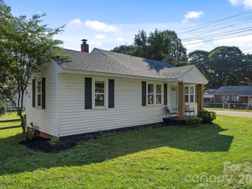300 Harris Street, Fort Mill, SC 29715.  MLS# CAR4403998, YatesRealty ID 37457. 