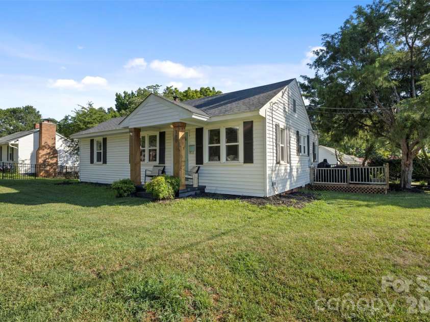 300 Harris Street, Fort Mill, SC 29715.  MLS# CAR4403998, YatesRealty ID 37457. 