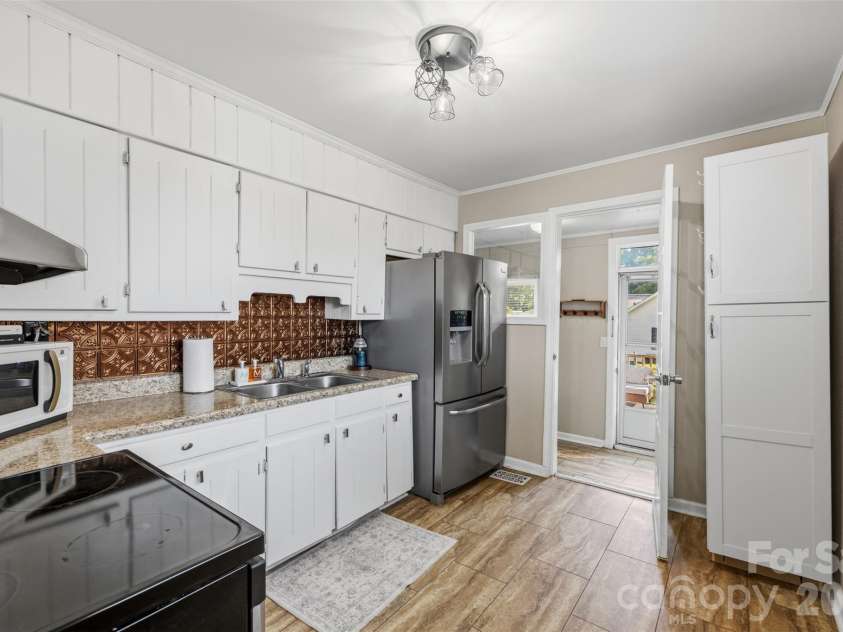 300 Harris Street, Fort Mill, SC 29715.  MLS# CAR4403998, YatesRealty ID 37457. 