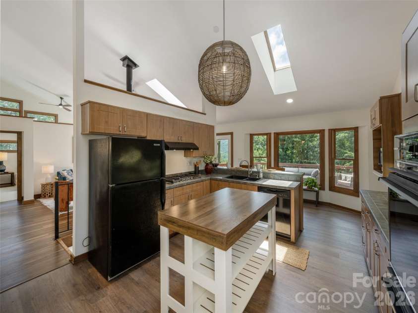155 Crabapple Lane, Asheville, NC 28804.  MLS# CAR4405050, YatesRealty ID 37460. 
