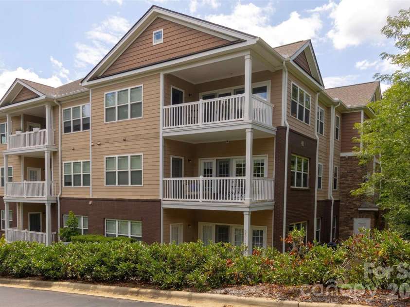40 Hyannis Drive, Asheville, NC 28804.  MLS# CAR4399702, YatesRealty ID 37461. 