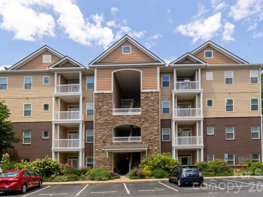 40 Hyannis Drive, Asheville, NC 28804.  MLS# CAR4399702, YatesRealty ID 37461. 