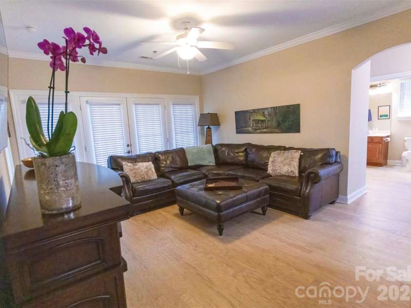 40 Hyannis Drive, Asheville, NC 28804.  MLS# CAR4399702, YatesRealty ID 37461. 