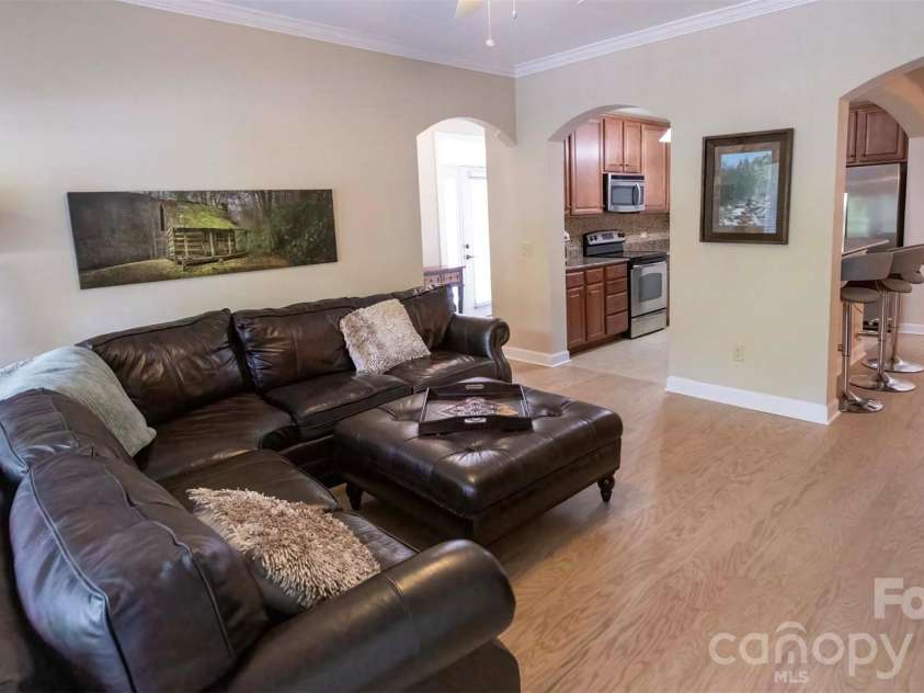 40 Hyannis Drive, Asheville, NC 28804.  MLS# CAR4399702, YatesRealty ID 37461. 