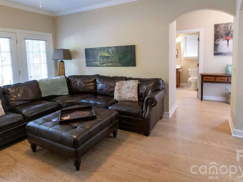40 Hyannis Drive, Asheville, NC 28804.  MLS# CAR4399702, YatesRealty ID 37461. 