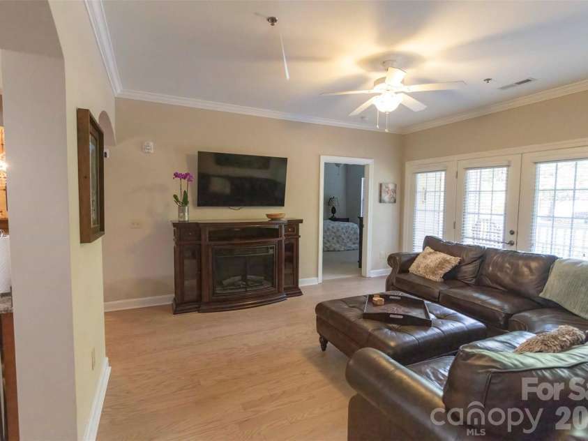 40 Hyannis Drive, Asheville, NC 28804.  MLS# CAR4399702, YatesRealty ID 37461. 