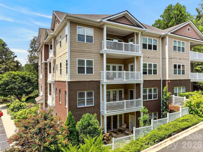 40 Hyannis Drive, Asheville, NC 28804.  MLS# CAR4399702, YatesRealty ID 37461. 