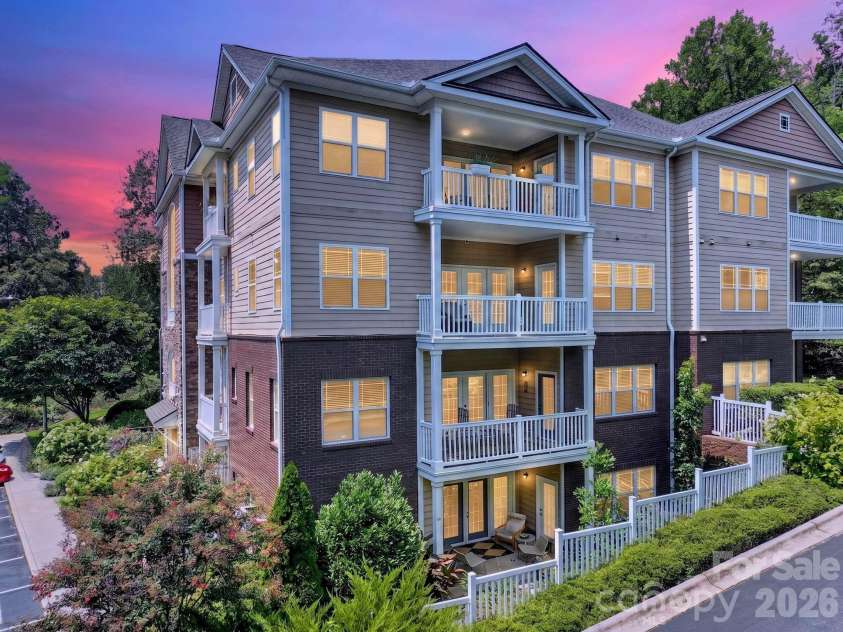 40 Hyannis Drive, Asheville, NC 28804.  MLS# CAR4399702, YatesRealty ID 37461. 