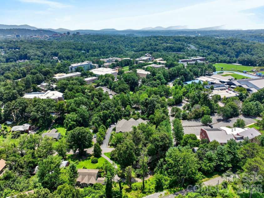 40 Hyannis Drive, Asheville, NC 28804.  MLS# CAR4399702, YatesRealty ID 37461. 