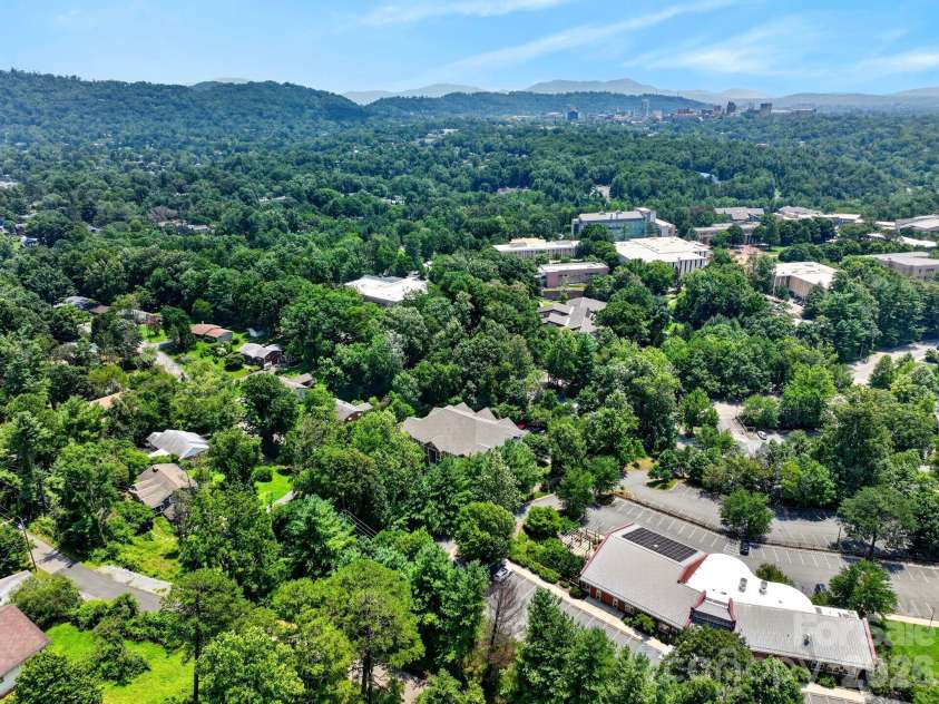 40 Hyannis Drive, Asheville, NC 28804.  MLS# CAR4399702, YatesRealty ID 37461. 