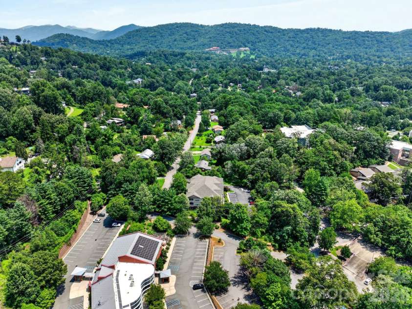 40 Hyannis Drive, Asheville, NC 28804.  MLS# CAR4399702, YatesRealty ID 37461. 