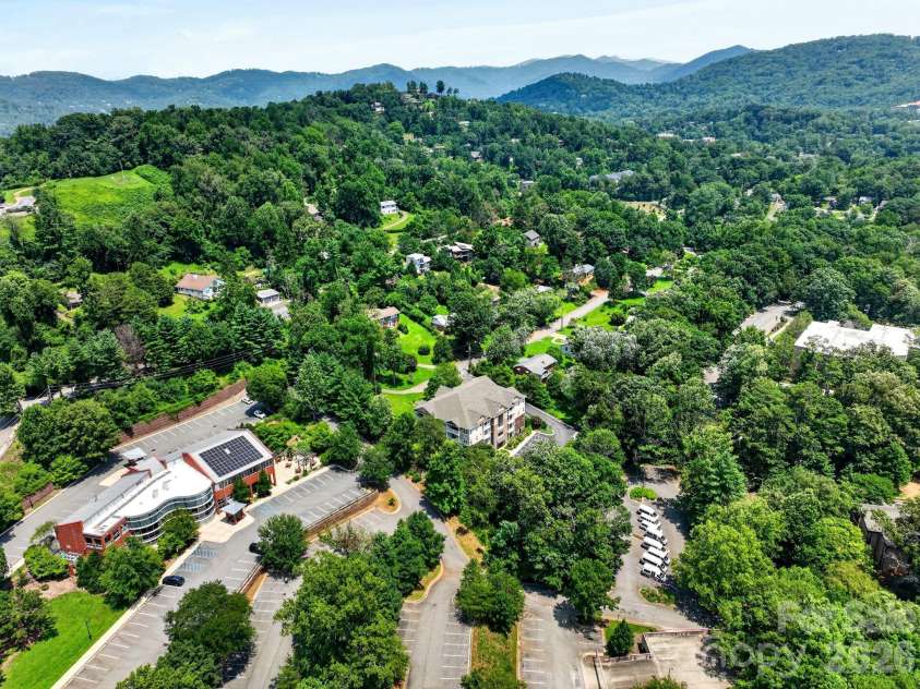 40 Hyannis Drive, Asheville, NC 28804.  MLS# CAR4399702, YatesRealty ID 37461. 