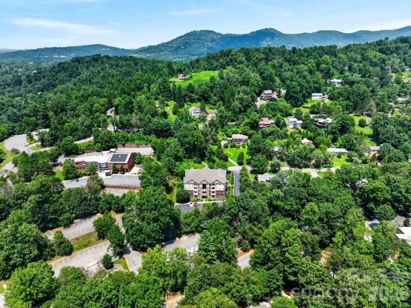 40 Hyannis Drive, Asheville, NC 28804.  MLS# CAR4399702, YatesRealty ID 37461. 