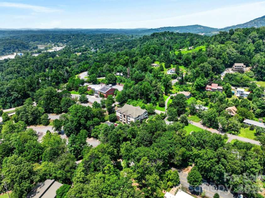 40 Hyannis Drive, Asheville, NC 28804.  MLS# CAR4399702, YatesRealty ID 37461. 
