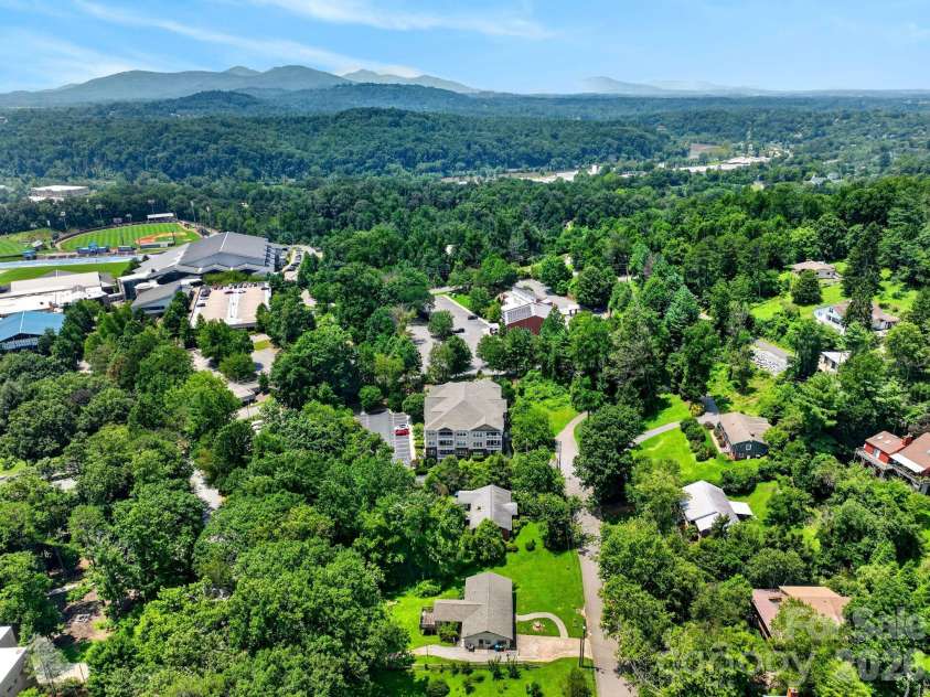 40 Hyannis Drive, Asheville, NC 28804.  MLS# CAR4399702, YatesRealty ID 37461. 